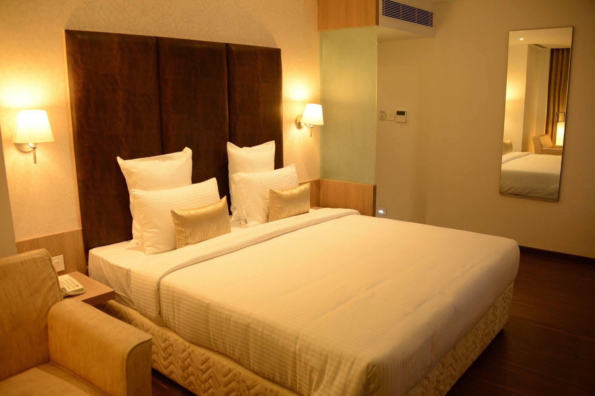 Blu Iris Hotel Chennai Ngoại thất bức ảnh